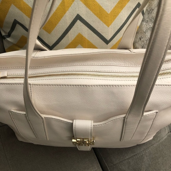 Authentic Tory Burch Bag. Almost New. Used only once to travel. Very spacious! - Picture 5 of 10